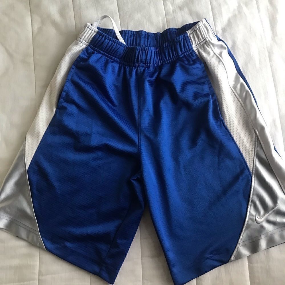 Nike boys athletic shorts size 14
Or Men size S